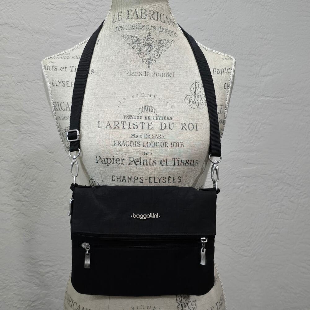 Baggallini Black Flip Zip Multi Compartment Crossbody Purse - Picture 9 of 9